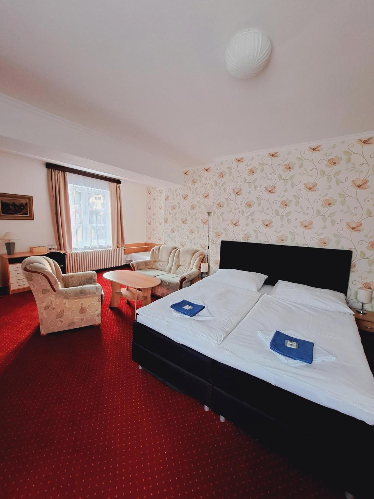 Hotel Grand Tanvald Eksteriør bilde