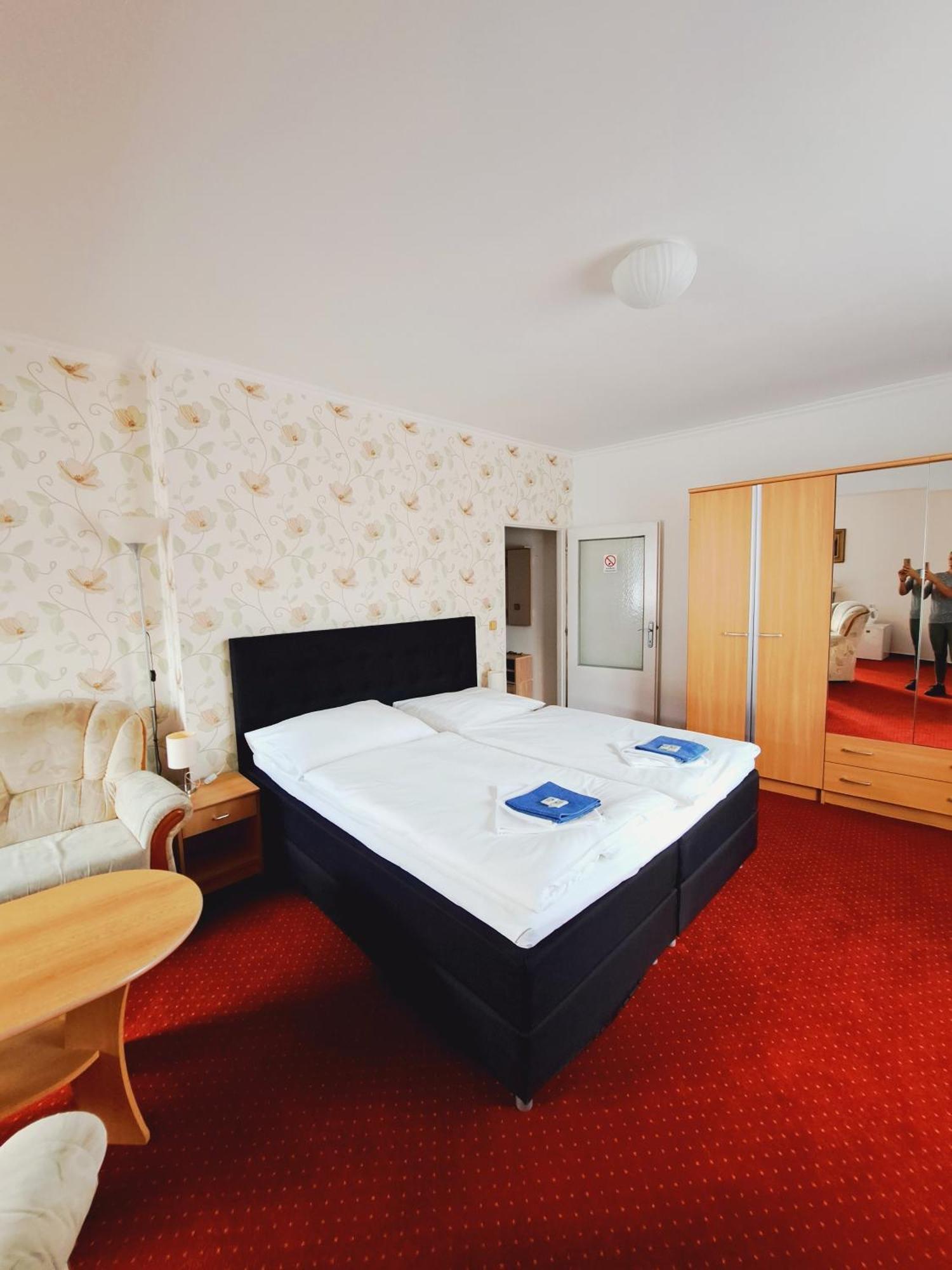Hotel Grand Tanvald Eksteriør bilde