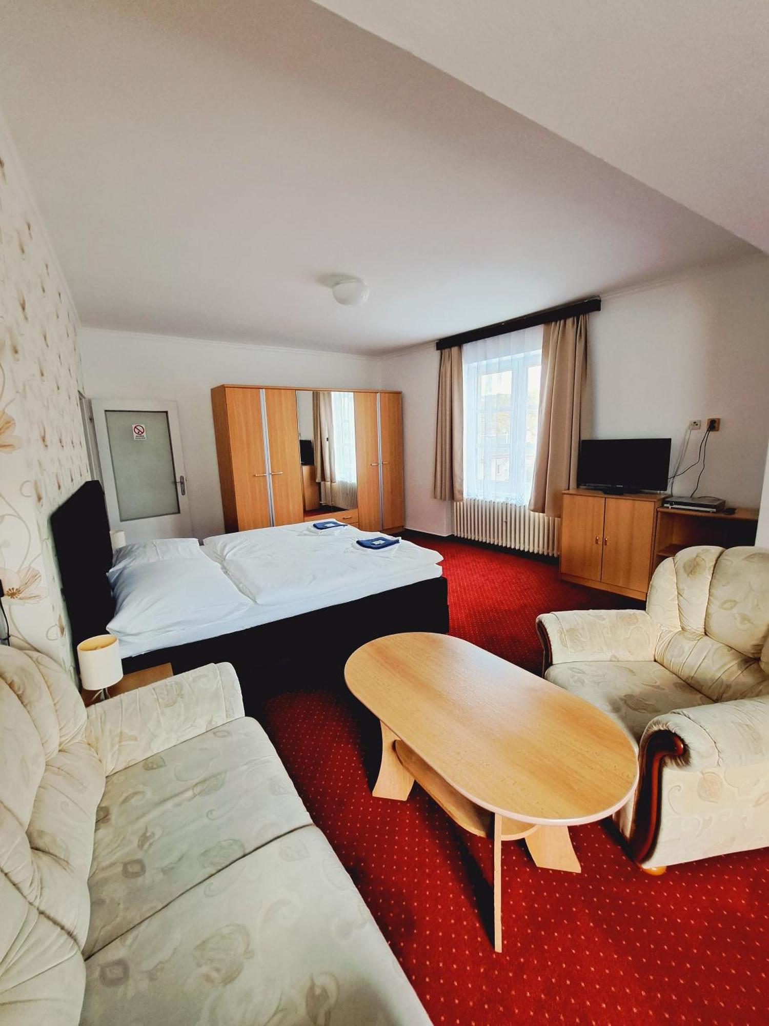 Hotel Grand Tanvald Eksteriør bilde
