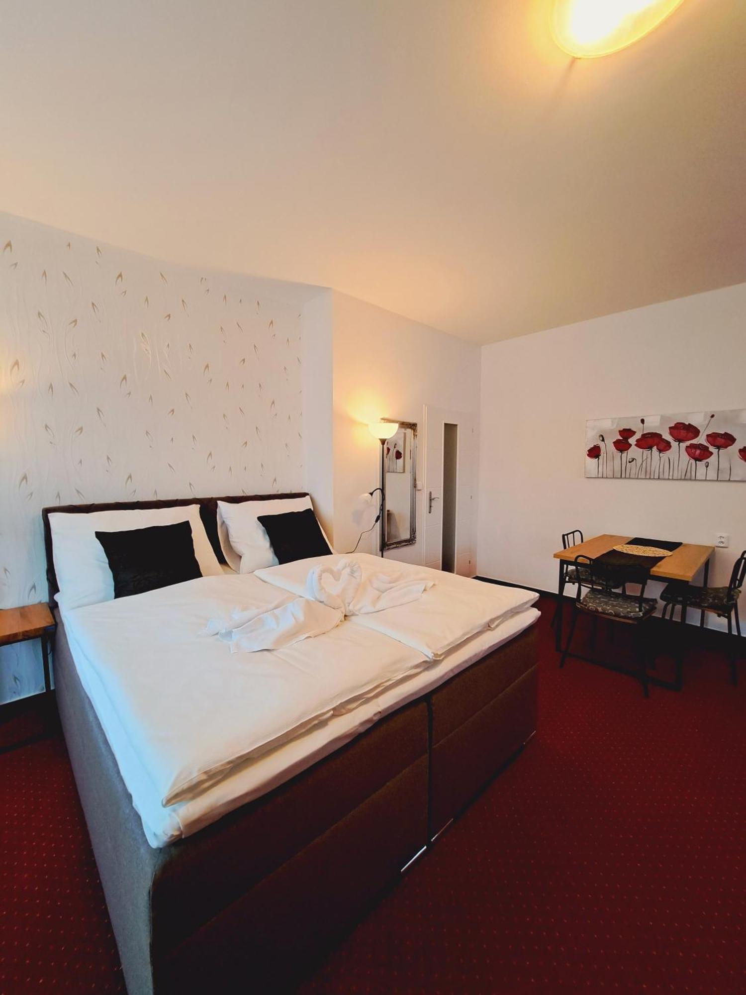 Hotel Grand Tanvald Eksteriør bilde
