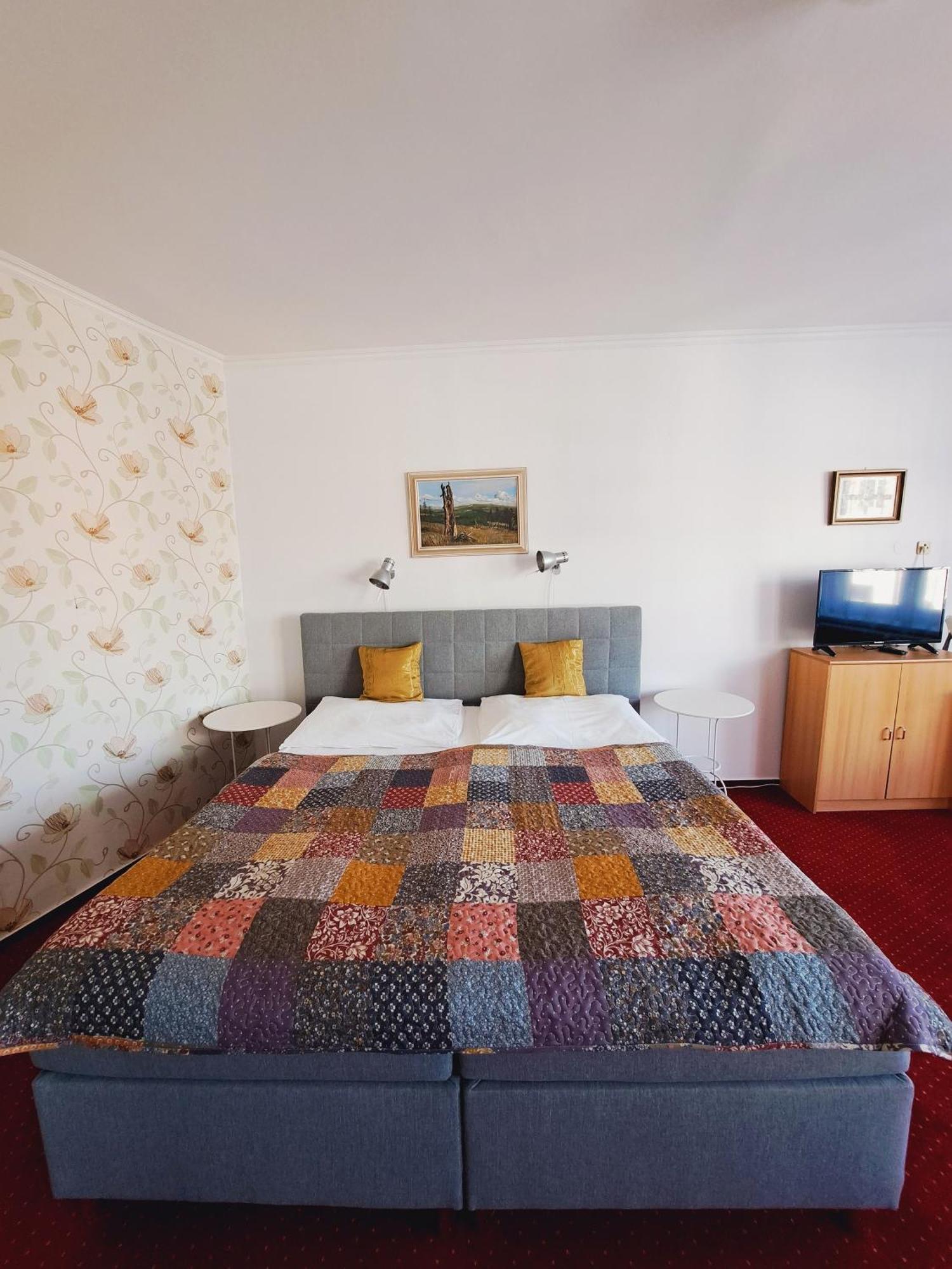 Hotel Grand Tanvald Eksteriør bilde