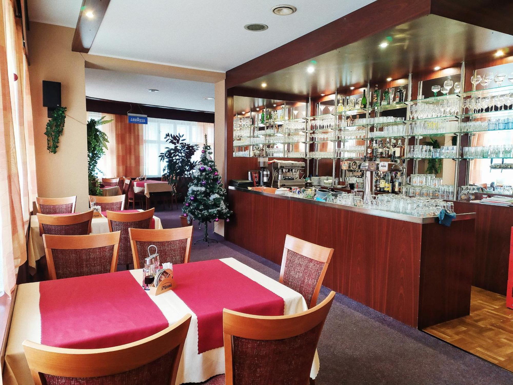 Hotel Grand Tanvald Eksteriør bilde