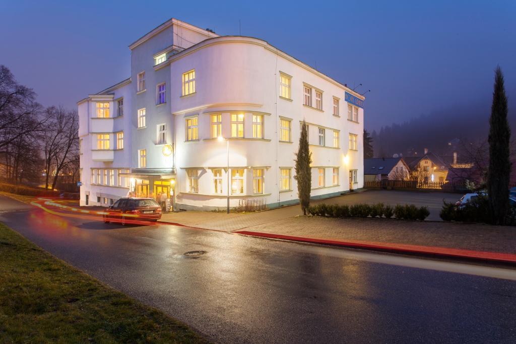 Hotel Grand Tanvald Eksteriør bilde